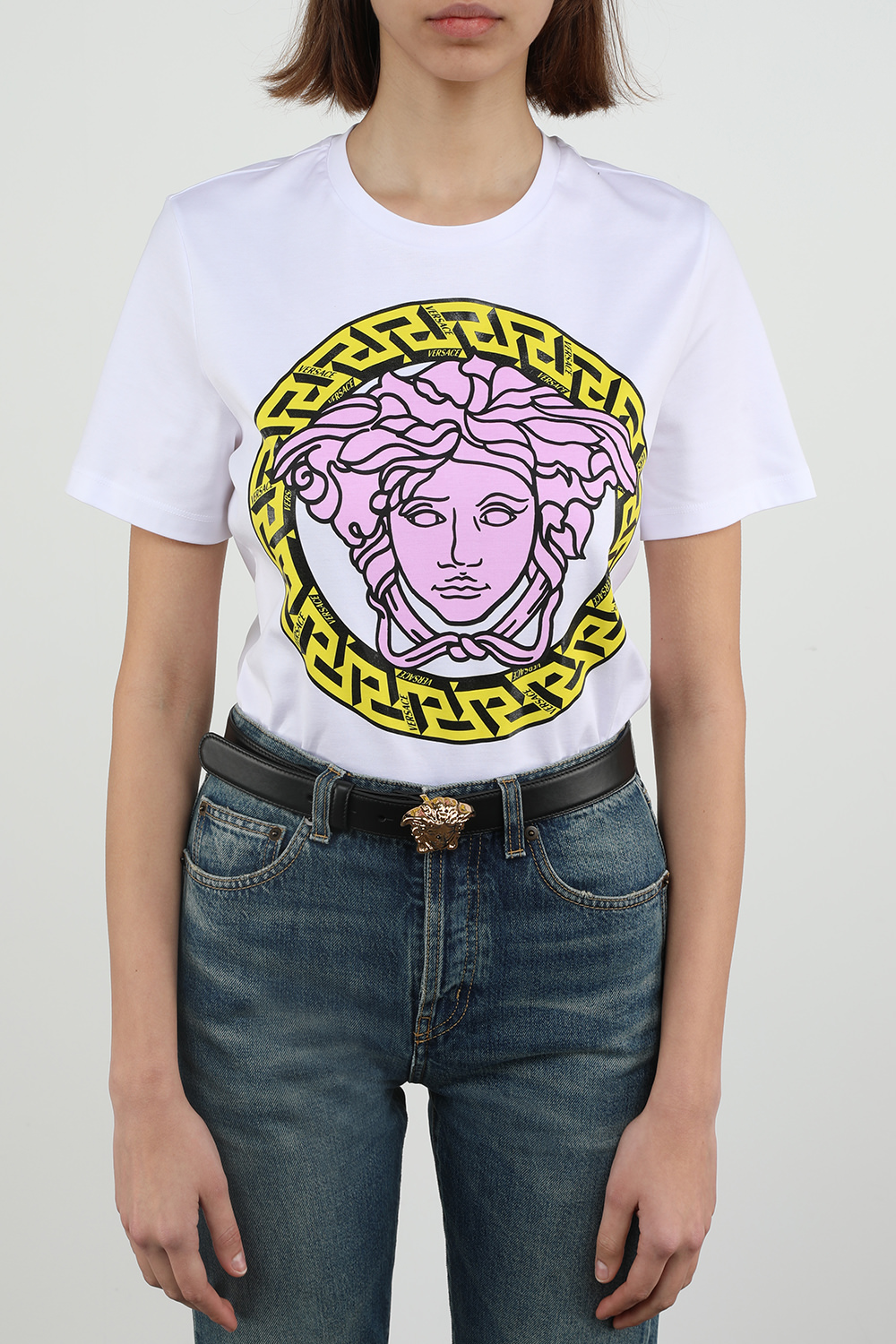 תמונת כל הלוק של חגורת עור שחורה עם ראש מדוזה מוזהב